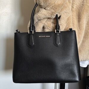 Michael Kors Elegant Black Shoulder Bag in Saffiano Leather